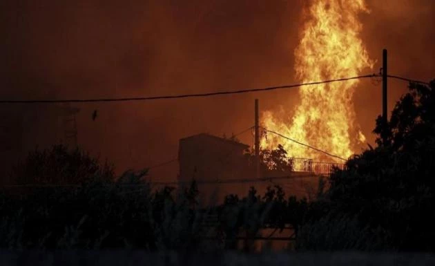 Φωτιές στην Αττική: Δείτε τις περιοχές που κινδυνεύουν να γίνουν «παγίδες θανάτου»